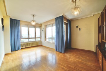 Apartment 4 Bedrooms in Allo