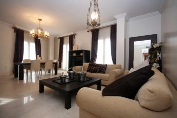 Apartment 5 Bedrooms in Almería Centro