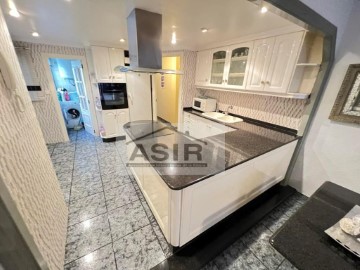 Apartment 3 Bedrooms in Casc Urbà