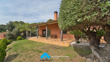 House 4 Bedrooms in L'Ametlla del Vallès