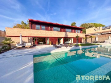 House 4 Bedrooms in L'Ametlla del Vallès