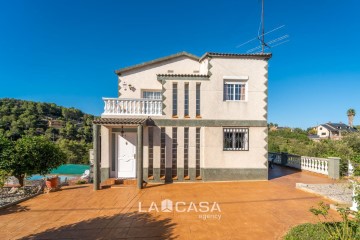 House 5 Bedrooms in Can Olivella